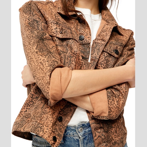 🎉HP🎉 Free People NWT Snake print Trucker denim Jacket. Sz. M - Picture 4 of 9